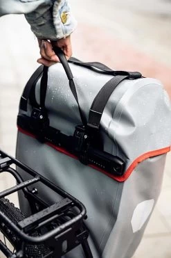 Ortlieb Bike-Parker Alu Grey 20 L -Fahrradausrüstung Geschäft 9 34314 1280x1280
