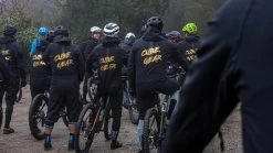 CUBE ATX Utility Anzug Black -Fahrradausrüstung Geschäft CUBE Ride Campinvisionsat 302 34137 1280x1280